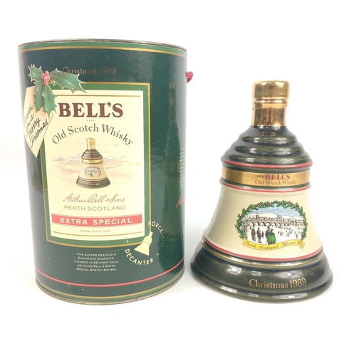 536 - BELLS OLD SCOTCH WHISKY 'Extra Special' presentation Xmas carton containing a WADE porcelain bell sh... 