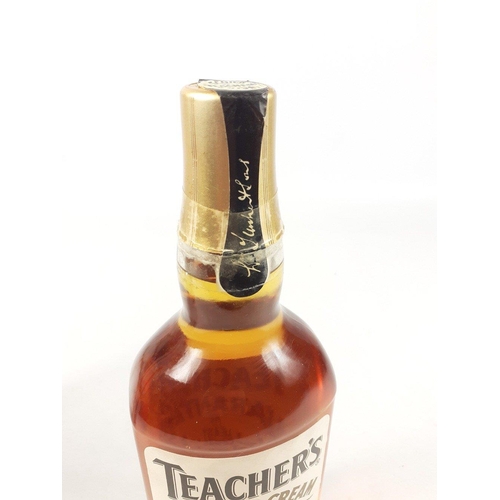 546 - A bottle of J&B blend of purest old Scotch whiskies, a bottle of TEACHER'S Highland cream Scotch... 