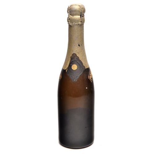 677 - A POMMERY & GRENO 1952 champagne pommery 'half bottle size' Maison fondee en 1836, bottle seal s... 