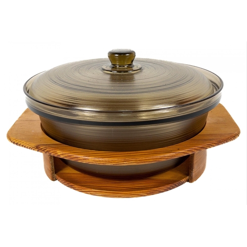 112 - A large retro ARCOPAL glass casserole dish (28cm dia) with its own wooden base (32cm width), no chip... 