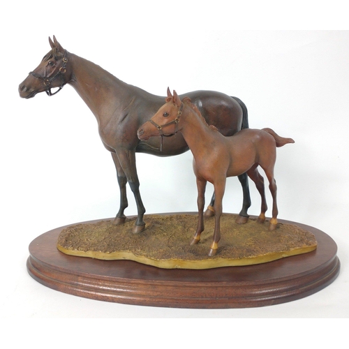 171 - A BORDER FINE ARTS large mare with foal on a wooden plinth, stands approx 20cm high, tiny chip from ... 