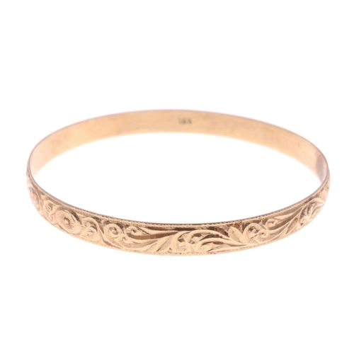 18F - 18k stamped yellow gold bangle with repousse style flora decoration -inner diameter is 6.5cm - weigh... 