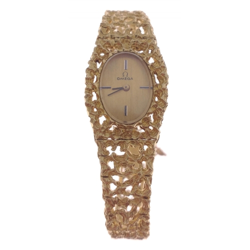 18K - OF THE HIGHEST QUALITY! An OMEGA ladies wristwatch with gold coloured oval shaped face c1970's - wit... 