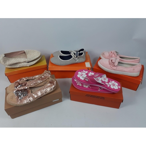 333 - Five pairs of lady's summer shoes Size 7 (Eur 40) including 4 pairs by ROCKET DOG, only 1 pair shows... 