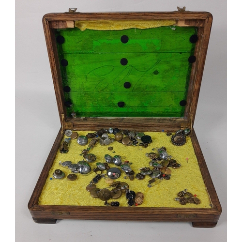 53 - A wooden jewellery box lined with yellow crushed velvet housing a collection of various buttons (33x... 