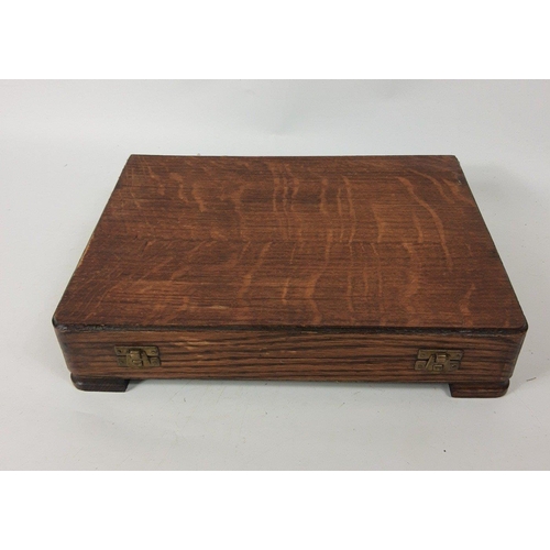 53 - A wooden jewellery box lined with yellow crushed velvet housing a collection of various buttons (33x... 