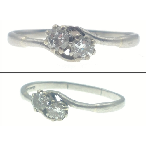 8 - A vintage PLATINUM engagement ring with two lovely centred diamonds(tested) - ring size O, weight gr... 