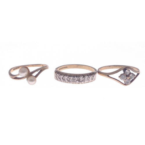 9 - A trio collection of 375 stamped yellow gold dress rings to include a twin pearl ring size M, a half... 