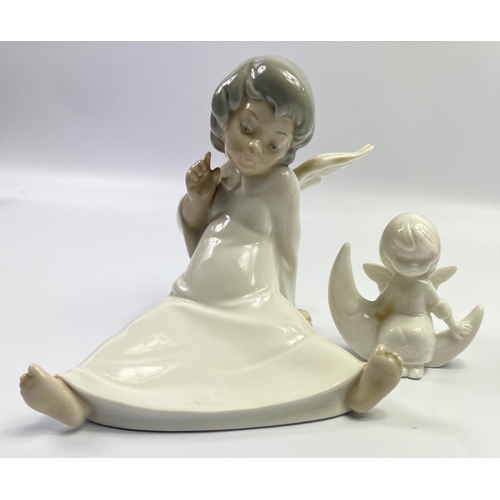 125 - A LLADRO wee sitting angel in her night-dress in perfect condition - dimensions 15cm height x 14cm w... 