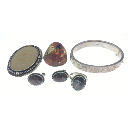 216 - A set of a boy portrait silver ring, earrings and brooch (broken) gross 24.6g#197