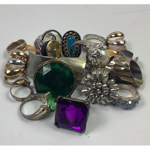 219 - A collection of rather chunky rings in mixed sizes#200