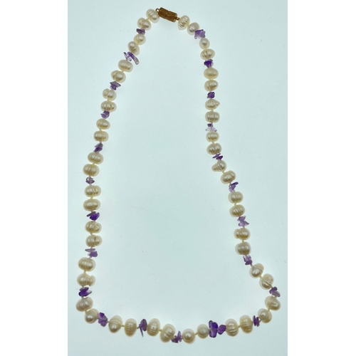 353 - PRETTY NATURAL PEARL & rough-cut AMETHYST necklace with 'yellow metal clasp' - simply Beautiful ... 