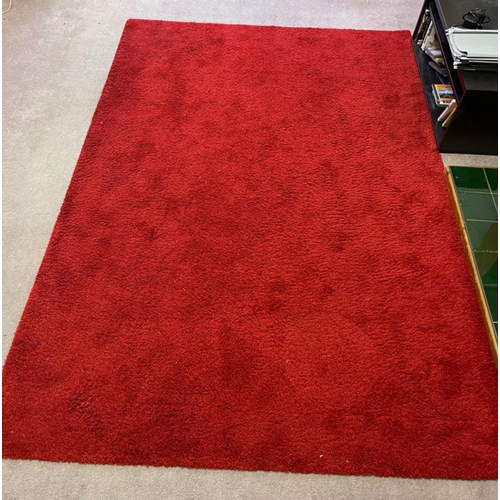 412 - Large feature red woollen-style rug 5ft x 8ft approx#389