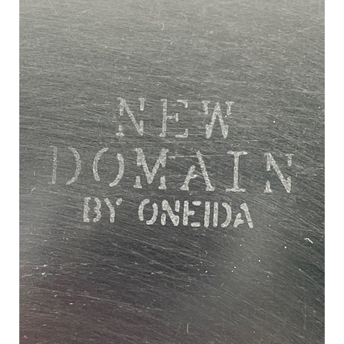 73 - A boxed ONEIDA New Domain serving dish, 30cm#66