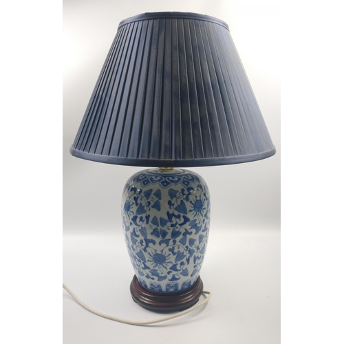 91 - QUALITY! A large (55cm) table lamp in blue and white on an ORIENTAL inspired wooden base, with a blu... 