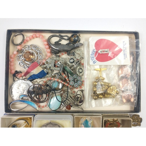 103 - A mixed collection of jewellery to include a RENOIR of HOLLYWOOD copper bracelet, some silver brooch... 