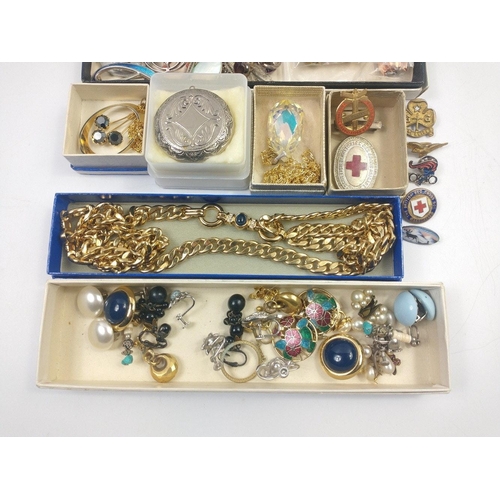 103 - A mixed collection of jewellery to include a RENOIR of HOLLYWOOD copper bracelet, some silver brooch... 