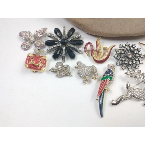 122 - A collection of quality costume brooches, all bright and shiny#122