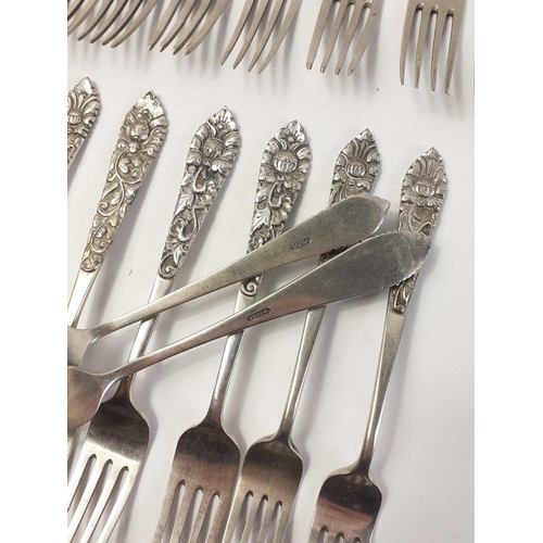 206 - A quantity of 20 Continental silver 0.800 forks.  Each measures 18cm approx. Total gross weight 840g... 