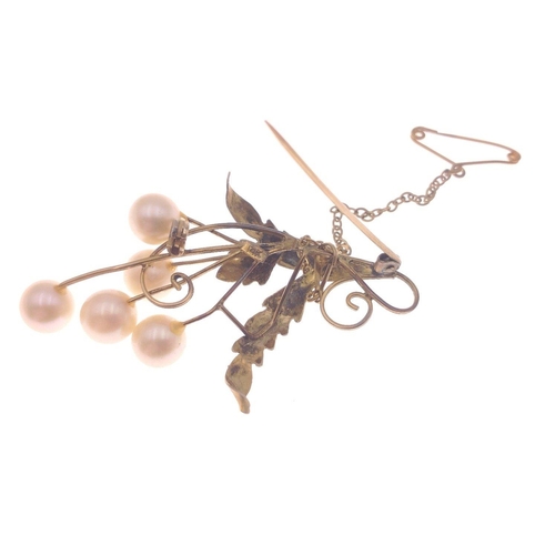 38 - An EXQUISITE 14k stamped yellow gold and four pearl set brooch with gold flora decoration - dimensio... 