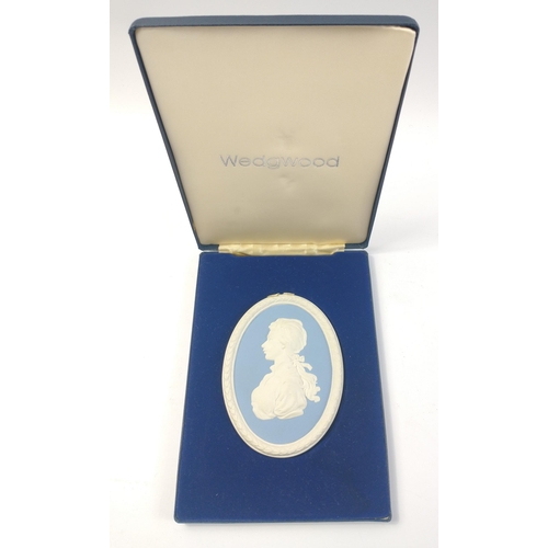 292 - A limited edition (404/2000) boxed presentation plaque of WEDGWOOD Jasperware commemorating the wedd... 