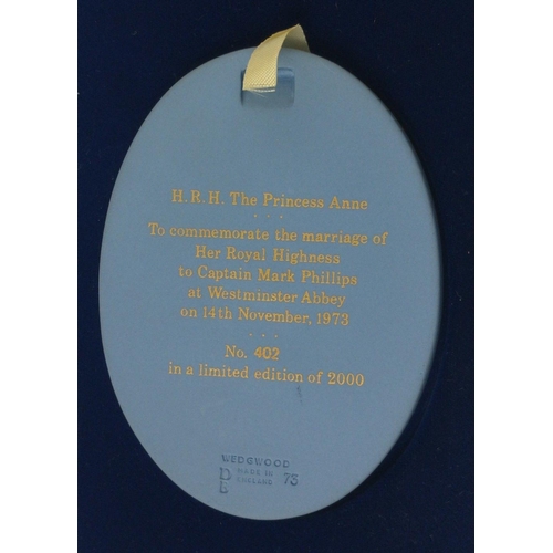 292 - A limited edition (404/2000) boxed presentation plaque of WEDGWOOD Jasperware commemorating the wedd... 