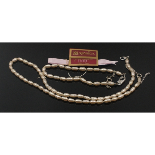 318 - Majorcan Lozenge shaped pearl necklace and matching bracelet (clasp broken) within original presenta... 