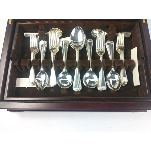 171 - A SILVER hallmarked, Sheffield 2001, canteen of cutlery by ARTHUR PRICE for 8 persons, gross weight ... 