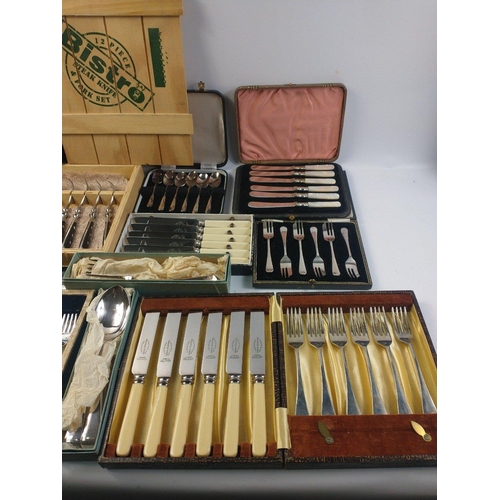 201 - A selection of VINTAGE cased SILVER PLATE cutlery and a SILVER HANDLED cake knife to include a set o... 