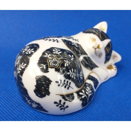 246 - ROYAL CROWN DERBY collector's guild paperweight - 'Misty' with gold stopper from 2002, no damage 9cm... 