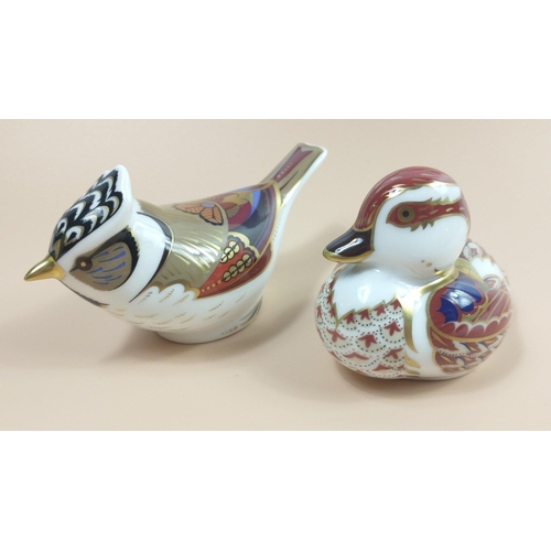 258 - Two ROYAL CROWN DERBY birds - a collectors guild Crested Tit 2001 paperweight (11cm long) and an Ima... 