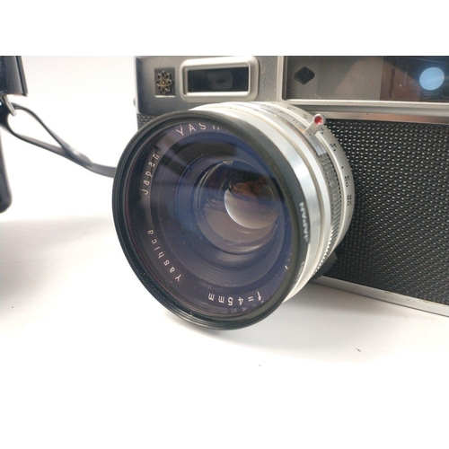 429 - A YASHICA ELECTRO 35 camera with a Yashinon-DX 1:1.7 f=4 5 mm lens, with carry case#429