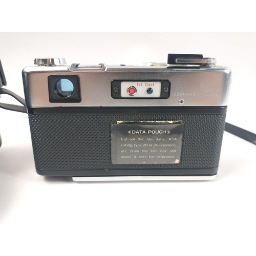 429 - A YASHICA ELECTRO 35 camera with a Yashinon-DX 1:1.7 f=4 5 mm lens, with carry case#429