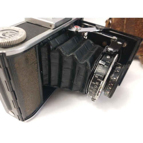 432 - A VOIGHTLANDER Bessa 66 folding camera in original case, bellows appear to be intact#432