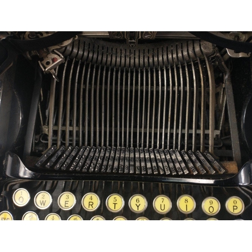 437 - An L C SMITH & CORONA 'CORONA SPECIAL' portable folding typewriter in nice condition, case measu... 