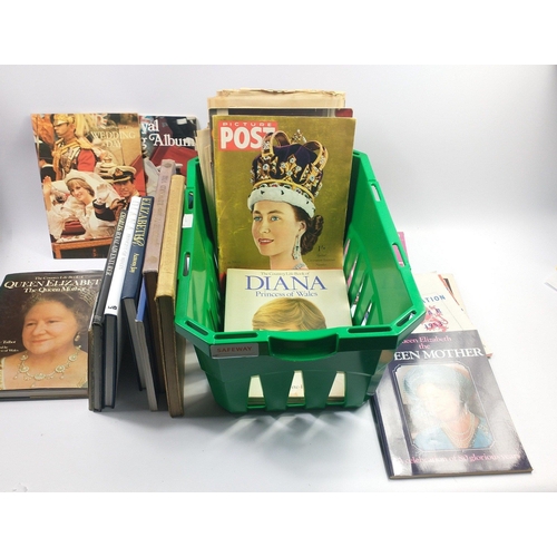 440 - A box with royal memorabilia from the Queen's coronation in 1953 including souvenir magazines - Pict... 