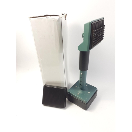 A boxed carpet knee kicker handy for those carpets to lay and