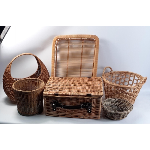 705 - WICKER'S WORLD !!  A super collection of wicker work items to include a picnic basket 40 x 30 x 19cm... 