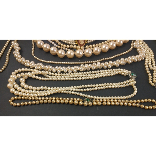 91 - A glorious bundle of faux pearl necklaces and chokers - would add a warm tone to a Christmas tree#91... 