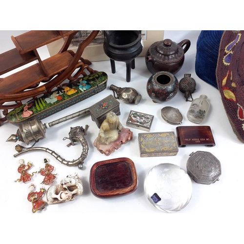 191 - A box containing a small collection of oriental items. To include a collection of small white metal ... 