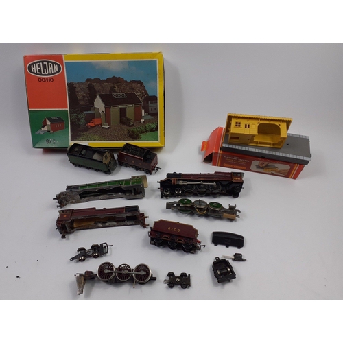 236 - A Heljan 00/HO AH7 building set, and a Hornby Railways R510 Platform Shelter and assorted die cast r... 