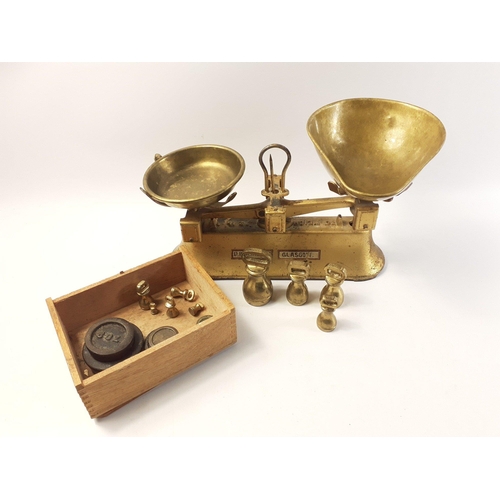 257 - A set of vintage D BRASH & SONS brass kitchen weighing scales with box of weights ranging from 1... 