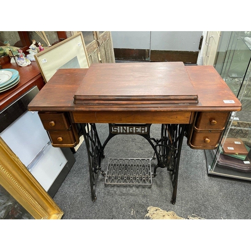 327 - A vintage treadle SINGER sewing machine, serial number Y5020675 dating it to 1927 in nice condition#... 