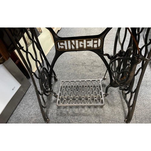 327 - A vintage treadle SINGER sewing machine, serial number Y5020675 dating it to 1927 in nice condition#... 