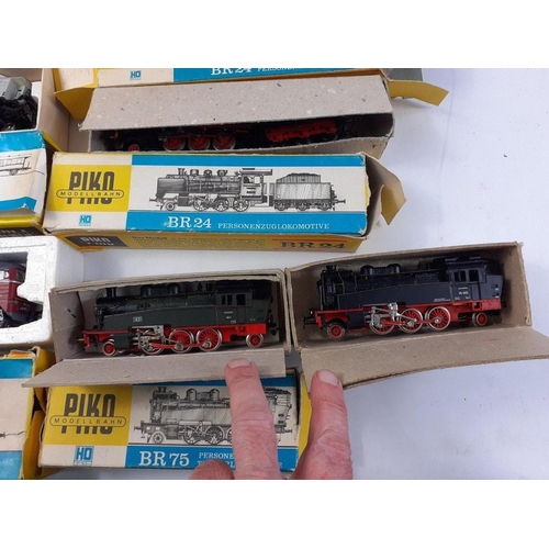 156 - PIKO HO MODEL RAILWAY LOCOMOTIVE COLLECTION>. PIKO HO Scale German model railway LOCOMOTIVES and rol... 