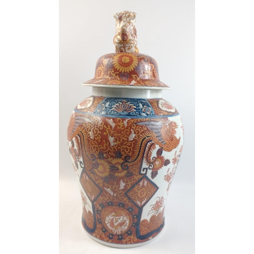 185 - A large Oriental Japanese Imari Balluster shaped jar with Foo Dog finial. Marks to base. A rather im... 