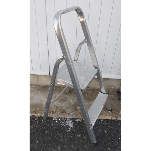 355 - A one-step aluminium stepladder with a decorator's platform#372