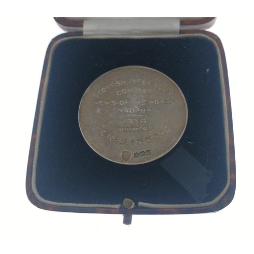 55 - A cased silver Scottish Athletics / Running medal.  NEWS OF THE WORLD TROPHY 1939 Winners VICTORIA P... 