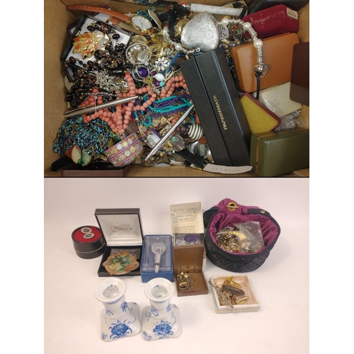 A PIRATES HOARD! A box of costume jewellery and other treasures to ...