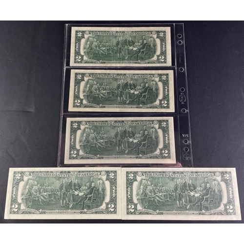 199 - UNITED STATES 1976 Two Dollar Banknotes x5 . All Green Seals.  Include a sequential pair of F notes ... 